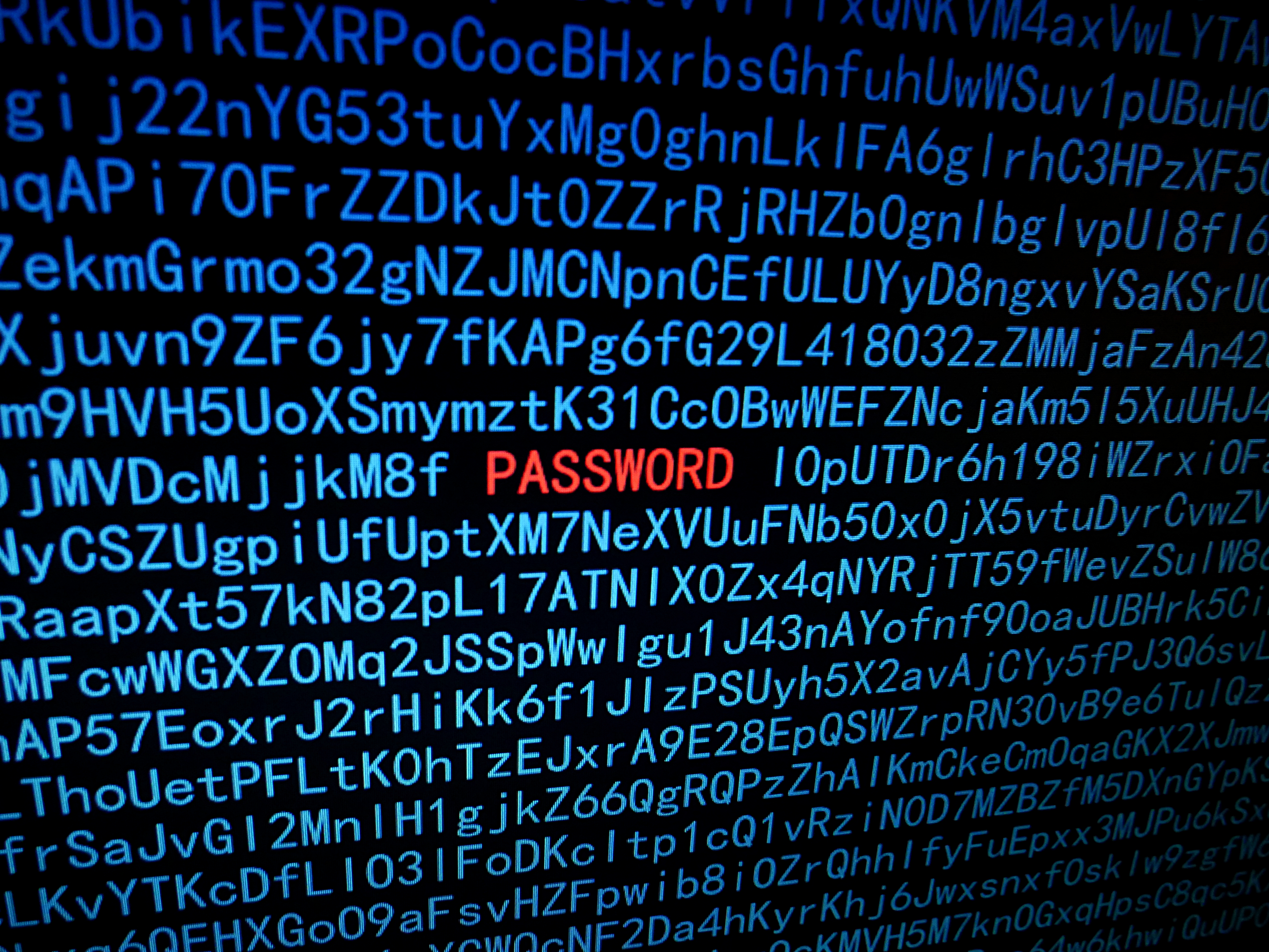 Afbeelding van een hacker die wachtwoorden probeert te kraken